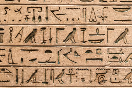 Téléchargez les photos : Ancient Egyptian hieroglyphics. Vintage background - en image libre de droit