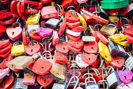 Téléchargez les photos : Vérone, Italie - Juin 2022 : fond de serrures en forme de cœur sur un mur, symbole de l'amour pour toujours - en image libre de droit