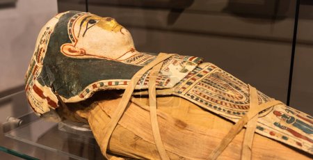Photo pour Turin, Italie - Mars 2023 : Musée égyptien, momie d'un bébé avec masque - 2ème siècle avant JC - image libre de droit