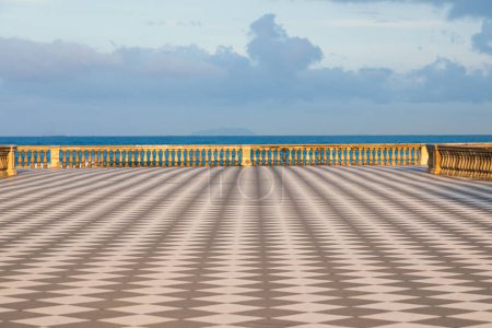 Foto de Livorno, Italia. Famosa terraza Mascagni - Terrazza Mascagni - con pavimento patrón de geometría de ajedrez - Imagen libre de derechos