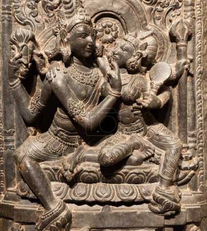 Foto de Turín, Italia - abril, 2023: Museo de Arte Oriental. Shiva y Parvati, 10mo siglo A.D. Para la religión del hinduismo la pareja es símbolo del amor y de la devoción la práctica tradicional del sexo, del tantra y del kamasutra - Imagen libre de derechos