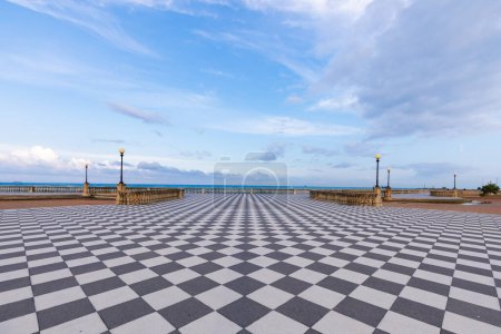 Foto de Livorno, Italia. Famosa terraza Mascagni - Terrazza Mascagni - con pavimento patrón de geometría de ajedrez - Imagen libre de derechos