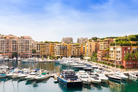 Téléchargez les photos : Port de Fontvieille, Monte Carlo - 17 août 2023 : paysage urbain avec les yachts du deuxième port de Montecarlo - en image libre de droit