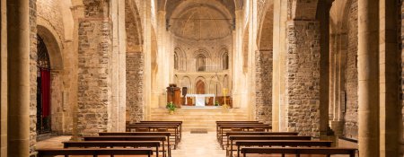 Foto de Ventimiglia - Italia - Interior de la catedral católica románica con altar, siglo XI - Imagen libre de derechos