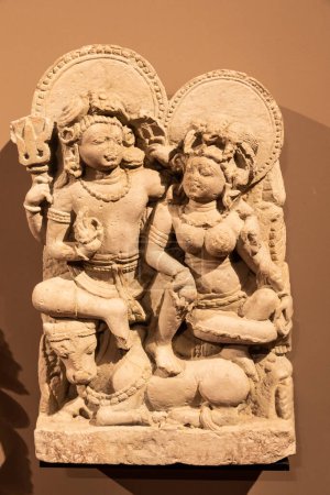 Téléchargez les photos : Turin, Italie - Mai 2023 : Musée d'Art Oriental - Shiva, le dieu hindou, avec sa femme Parvati. Concept pour tantra, Kamasutra, sexe tantrique - en image libre de droit