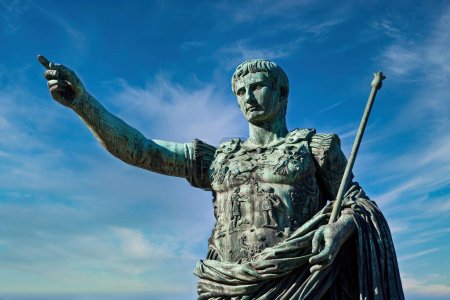 Julio César, antigua estatua en Roma, Italia. Concepto de liderazgo, crecimiento personal, desarrollo personal, autoayuda