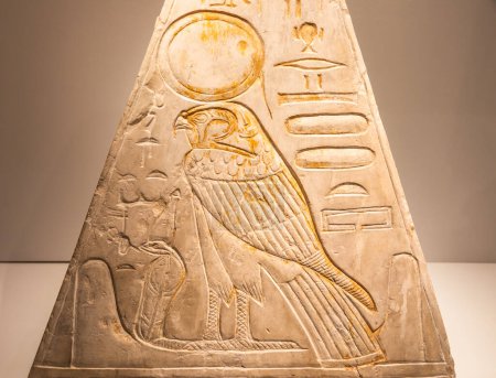 Téléchargez les photos : Turin, Italie - Mars 2023 : Musée égyptien, Pyramidion avec faucon Horus - 1279 avant JC - en image libre de droit
