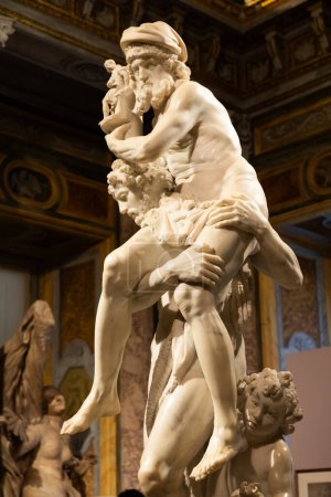 Téléchargez les photos : Rome, Italie - 28 décembre 2023 : Galleria Borghese museum - Énée, Ancres et Ascanius par Gian Lorenzo Bernini, 1619 - marbre blanc - en image libre de droit
