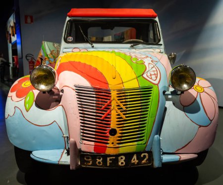 Téléchargez les photos : Turin, Italie - 11 novembre 2023 : Musée de la Voiture. Citroën 2 CV, 1958. Icône vintage de hippies voyage, aventure, paix. - en image libre de droit