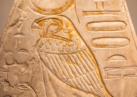 Téléchargez les photos : Turin, Italie - Mars 2023 : Musée égyptien, Pyramidion avec faucon Horus - 1279 avant JC - en image libre de droit