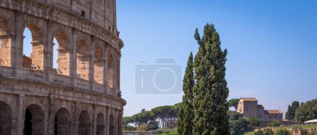 Roma, Italia - Marcello Teatro exterior con cielo azul. Famoso monumento romano