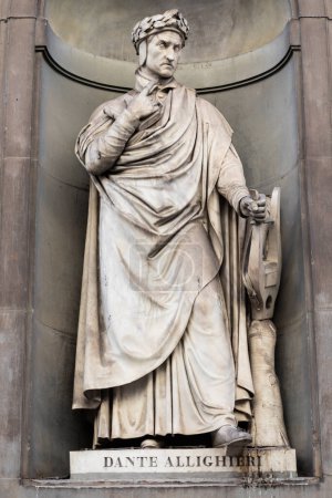 Téléchargez les photos : Florence, Italie. Statue du célèbre poète Dante Alighieri,. Sculpture située à proximité de Galerie des Offices - en image libre de droit