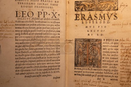 Foto de Turín, Italia 22 de abril de 2023: Erasmo da Rotterdam - Erasmus Roterodamus - Nuevo Testamento, impreso por primera vez en 1516 - Imagen libre de derechos