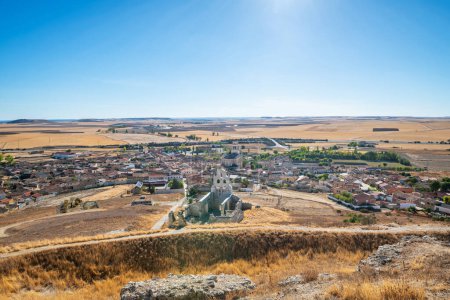 Téléchargez les photos : Vue panoramique sur le petit village de Mota del Marques dans la province de Valladolid, vue depuis les ruines de son château. - en image libre de droit