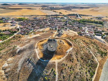 Téléchargez les photos : Vue aérienne du petit village de Mota del Marques dans la province de Valladolid, vue de dessus les ruines de son château. - en image libre de droit