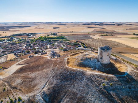 Téléchargez les photos : Vue aérienne du petit village de Mota del Marques dans la province de Valladolid. - en image libre de droit