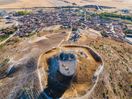 Téléchargez les photos : Vue aérienne du petit village de Mota del Marques dans la province de Valladolid. - en image libre de droit