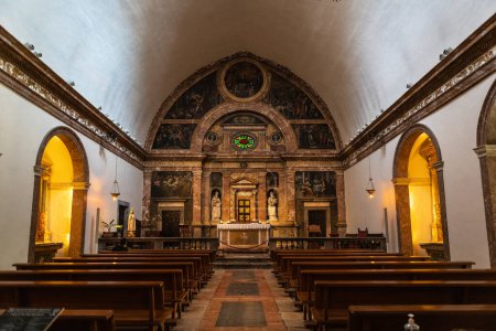 Foto de Capilla en la Catedral de Tarragona, una iglesia católica construida a principios del siglo XII en estilo arquitectónico románico. - Imagen libre de derechos