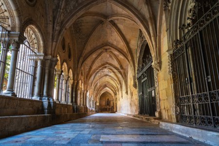 Foto de Claustro de la Catedral de Tarragona, iglesia católica construida a principios del siglo XII en estilo arquitectónico románico. - Imagen libre de derechos