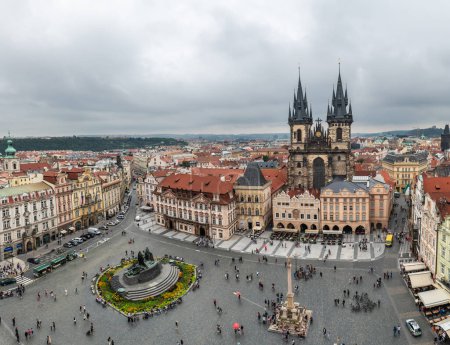 Foto de PRAGA, REPÚBLICA CHECA - 24 DE AGOSTO DE 2022: Vista panorámica aérea de la concurrida Plaza de la Ciudad Vieja de Praga, con la Iglesia de Nuestra Señora ante Tyn contra un cielo nublado. - Imagen libre de derechos