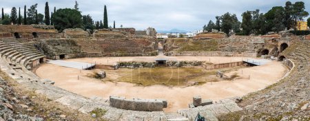 Weitwinkelaufnahme des römischen Amphitheaters von Merida in der Extremadura, Spanien. Sie wurde im Jahr 8 v. Chr. fertiggestellt und ist immer noch eines der berühmtesten und meistbesuchten Wahrzeichen Spaniens..