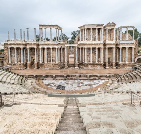 Weitwinkelaufnahme des römischen Theaters von Merida in Extremadura, Spanien. In den Jahren 16 bis 15 v. Chr. erbaut, ist es immer noch eines der berühmtesten und meistbesuchten Wahrzeichen Spaniens..