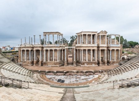Amplia vista del Teatro Romano de Mérida en Extremadura, España. Construido en los años 16 al 15 a.C., sigue siendo uno de los monumentos más famosos y visitados de España..
