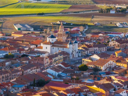 Luftaufnahme der spanischen Stadt Rueda in Valladolid mit ihren berühmten Weinbergen und Weingütern.