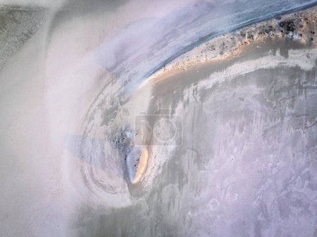 Téléchargez les photos : Vue aérienne de modèles semblables à des extraterrestres dans la lagune de Penahueca, une zone humide hypersaline dans la province de Tolède. - en image libre de droit