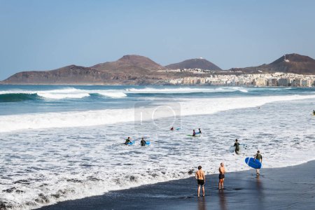 Foto de GRAN CANARIA, ESPAÑA - 12 DE DICIEMBRE DE 2023: Vista panorámica de la playa de Las Canteras en Las Palmas de Gran Canaria en las Islas Canarias en España. - Imagen libre de derechos