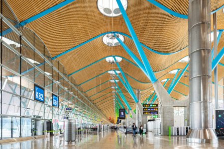 Photo for MADRID, SPAIN - JUNE 13, 2023: Modern architecture inside the departure concourse at the Terminal 4 of Madrid Bajaras airport in Spain. - Royalty Free Image