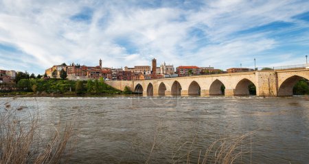 Téléchargez les photos : Vue panoramique sur le pont médiéval et la ville de Tordesillas à Valladolid par le fleuve Douro. - en image libre de droit