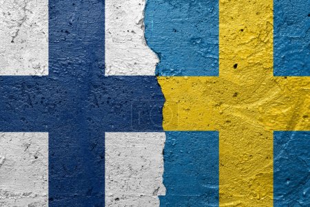 Suède et Finlande - Mur en béton fissuré peint avec un drapeau suédois à gauche et un drapeau finlandais à droite