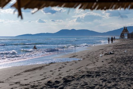 Foto de Ulcinj, Ada Bojana, Montenegro - 11 de junio de 2022: famosa playa de arena en la costa sur de Montenegro cerca de Ulcinj - Imagen libre de derechos