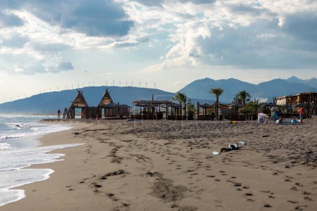 Foto de Ulcinj, Ada Bojana, Montenegro - 11 de junio de 2022: famosa playa de arena en la costa sur de Montenegro cerca de Ulcinj - Imagen libre de derechos