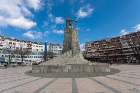 Kraljevo, Serbien - 18. Februar 2022: Denkmal für die serbischen Krieger, die in den Kriegen von 1912-1918 für die Freiheit gestorben sind, Soldat, alias Milutin, auf dem Hauptplatz von Kralevo, Trg Srpskih Ratnika,