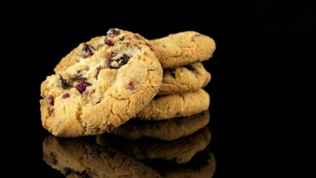 Téléchargez les photos : Cookies aux frites de fruits secs isolés sur fond noir
. - en image libre de droit