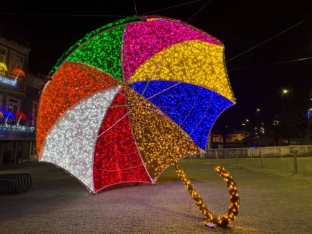 Foto de AGUEDA, PORTUGAL - CIRCA DICIEMBRE 2022: Calle en la ciudad de Agueda, Portugal, por la noche y con decoración navideña. - Imagen libre de derechos