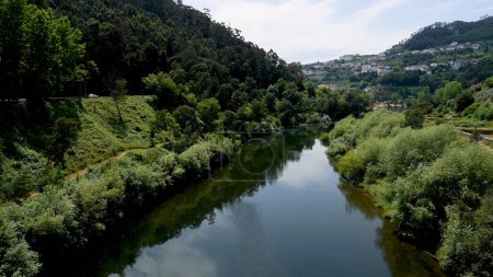 Foto de Vista desde el puente sobre el río Mondego en Penacova - Portugal. - Imagen libre de derechos