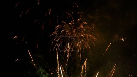 Téléchargez les photos : Explosions multiples de feux d'artifice sur un ciel nocturne sombre
. - en image libre de droit