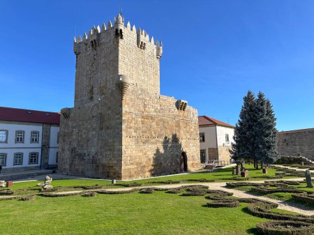 Téléchargez les photos : Château dans la vieille ville portugaise de Chaves. Journée ensoleillée avec ciel clair. - en image libre de droit
