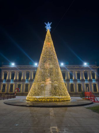 Foto de ESTARREJA, PORTUGAL - 10 de diciembre de 2023: Decoraciones navideñas en las calles de la ciudad. Mercado de Navidad. - Imagen libre de derechos
