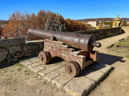 Téléchargez les photos : Canon sur le château dans la vieille ville portugaise de Chaves. Journée ensoleillée avec ciel clair. - en image libre de droit