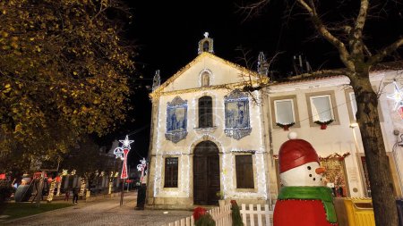 Foto de ESTARREJA, PORTUGAL - 10 de diciembre de 2023: Decoraciones navideñas en las calles de la ciudad. Mercado de Navidad. - Imagen libre de derechos