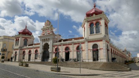 Téléchargez les photos : LOULE, PORTUGAL - CIRCA MAI 2018 : Le centre commercial dans la vieille ville de Loule en Algarve, Portugal
. - en image libre de droit