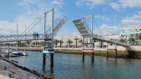 Téléchargez les photos : LAGOS, PORTUGAL - CIRCA MAI 2018 : Timelapse du pont élévateur à Lagos marina Algarve Portugal
. - en image libre de droit