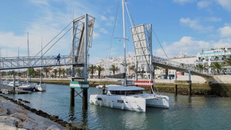 Téléchargez les photos : LAGOS, PORTUGAL - CIRCA MAI 2018 : Timelapse du pont élévateur à Lagos marina Algarve Portugal
. - en image libre de droit