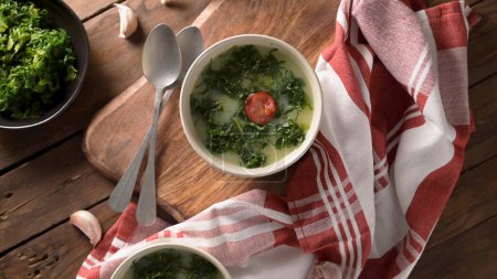 Caldo verde soupe populaire dans la cuisine portugaise. Les ingrédients traditionnels du caldo verde sont les pommes de terre, les légumes verts, l'huile d'olive et le sel. De plus, de l'ail ou de l'oignon peuvent être ajoutés.