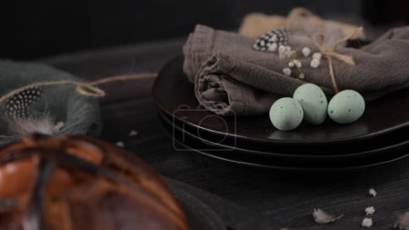 Folar de Pascua con huevo sobre mesa de madera.