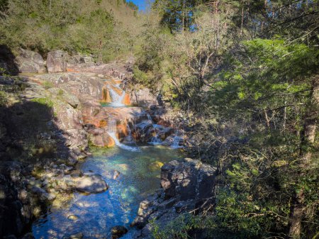 Cascata do Tahiti ist auch als Fecha das Barjas bekannt und ein Wasserfall mit mehreren natürlichen Pools zum Schwimmen. Es liegt im Peneda Geres Nationalpark im Norden Portugals.